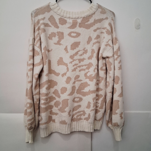 +$1🛍Pink Lily Cream and Tan Patterned Sweater - Picture 2 of 8